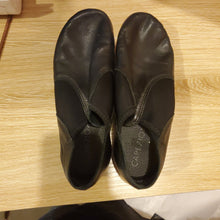 Load image into Gallery viewer, Consignment - capezio 6 BLK jazz shoes
