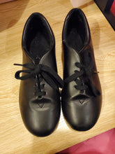 Load image into Gallery viewer, Consignment - cadence tap shoe size 2
